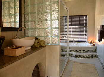 Camelthorn Lodge: Gästebad - Blick zur Wanne Camelthorn Lodge: Gästebad - Blick zur Wanne