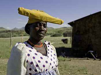 Damaraland Camp: Kopftracht einer Hererofrau