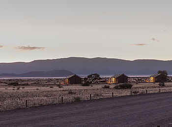 Desert Camp: Blick auf die Bungalows Desert Camp: Blick auf die Bungalows