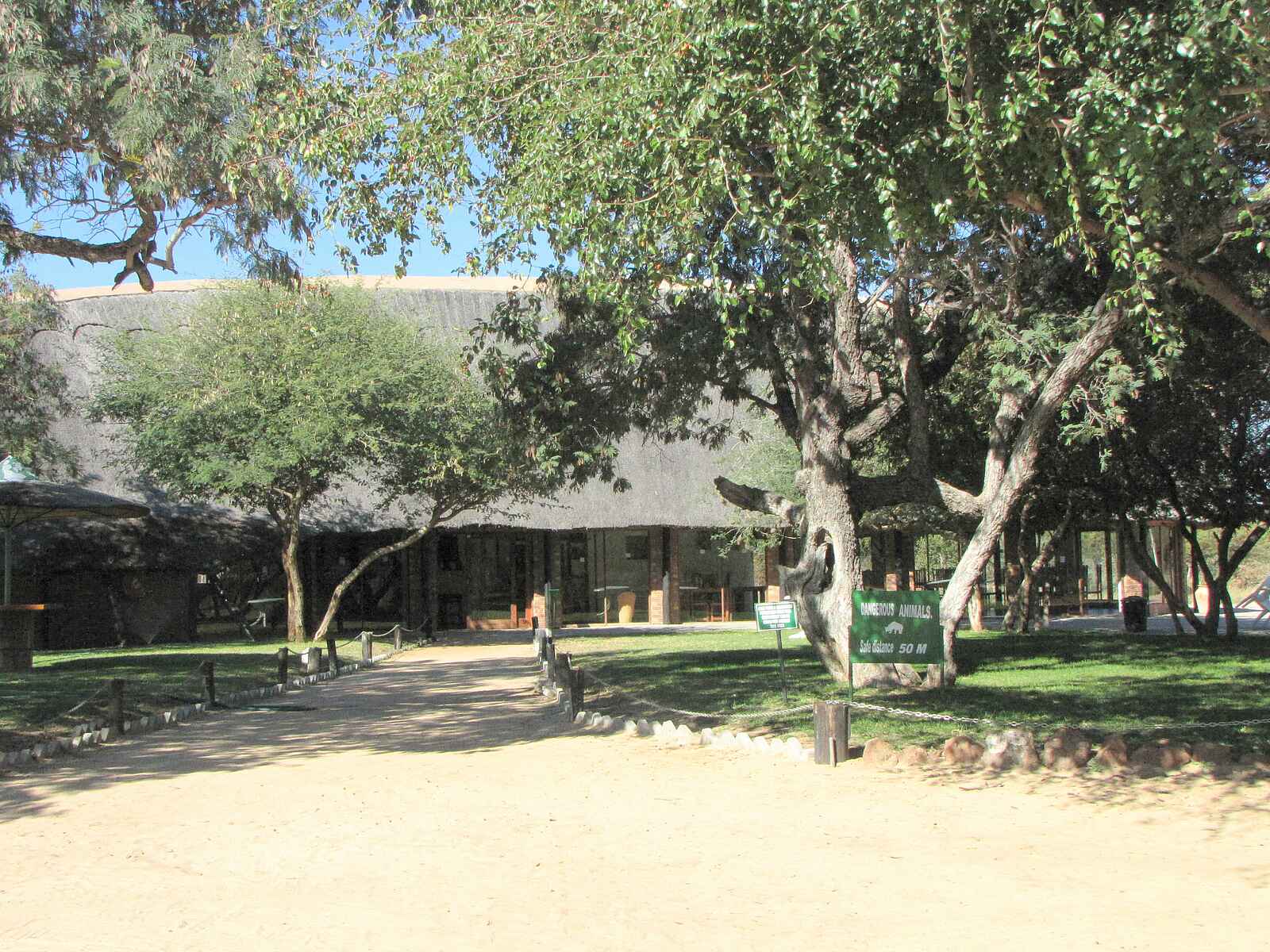 Khama Rhino Sanctuary: Reetgedecktes Restaurant Khama Rhino Sanctuary: Reetgedecktes Restaurant