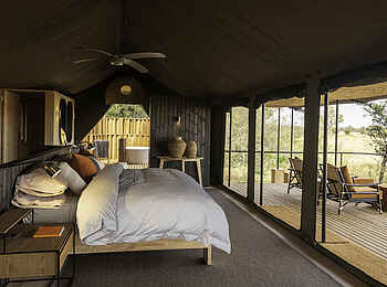 Kiri Camp: Blick in ein Gästezelt Kiri Camp: Blick in ein Gästezelt