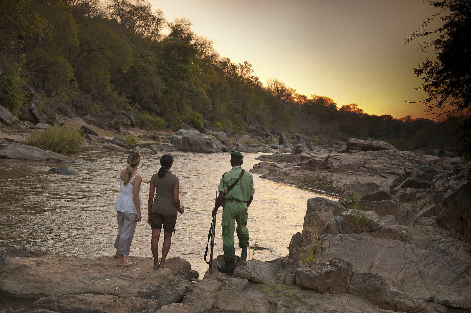 Mkulumadzi Lodge: Felsen im Fluss Mkulumadzi Lodge: Felsen im Fluss