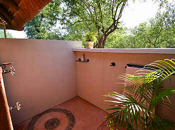 Mohlabetsi Safari Lodge: Die Dusche eines Gästezimmers Mohlabetsi Safari Lodge: Die Dusche eines Gästezimmers