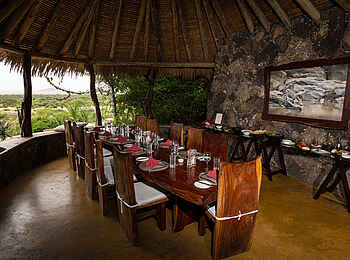 Ol Donyo Lodge: Esstisch auf der Veranda Ol Donyo Lodge: Esstisch auf der Veranda