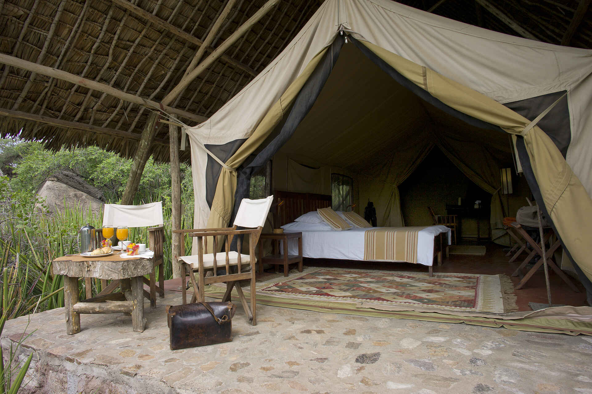 Ngorongoro Conservation Area, Olduvai Camp, Olduvai Gorge, Tanganyika Expeditions, Doppelbett, Frühstück, Gästechalet, Stuhl, Afrikarma, Afrikarma Safaris, Afrikarma Safaris - Wildnis. Hautnah., Afrikarma.de