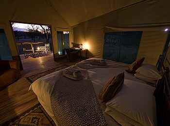 Ongava Tented Camp: Schlafraum im Abendlicht