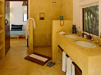 Rubondo Island Camp: Badezimmer mit Doppelwaschbecken Rubondo Island Camp: Badezimmer mit Doppelwaschbecken