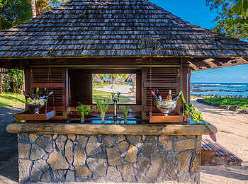 Shanti Maurice Resort & Spa: Die Feet in the Sand Beach Bar
