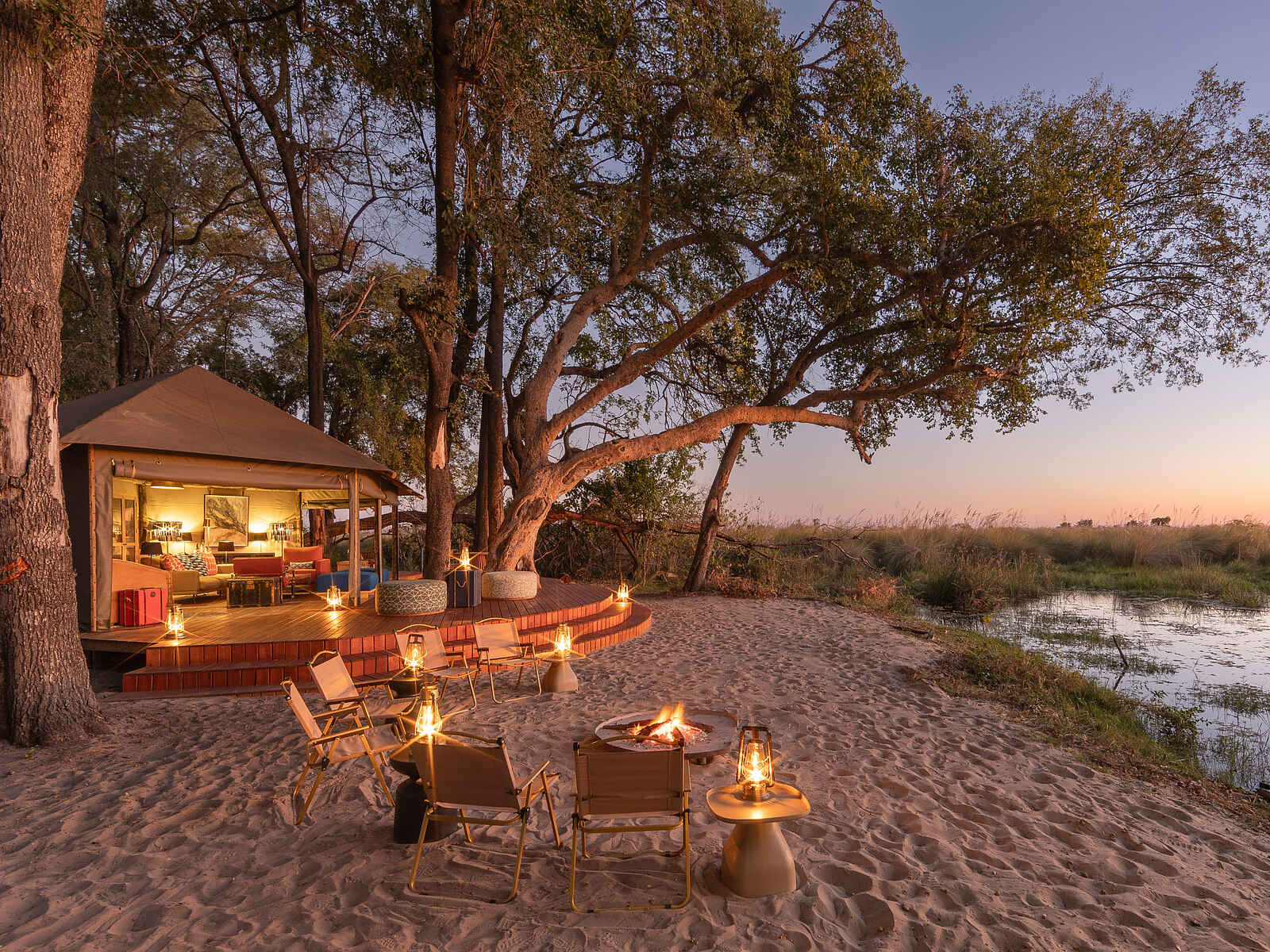 Shinde Footsteps: Die Main Area in der Dämmerung Shinde Footsteps: Die Main Area in der Dämmerung