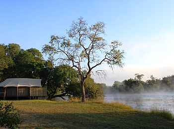 Zambezi Sands Luxury Tented Camp: Morgennebel