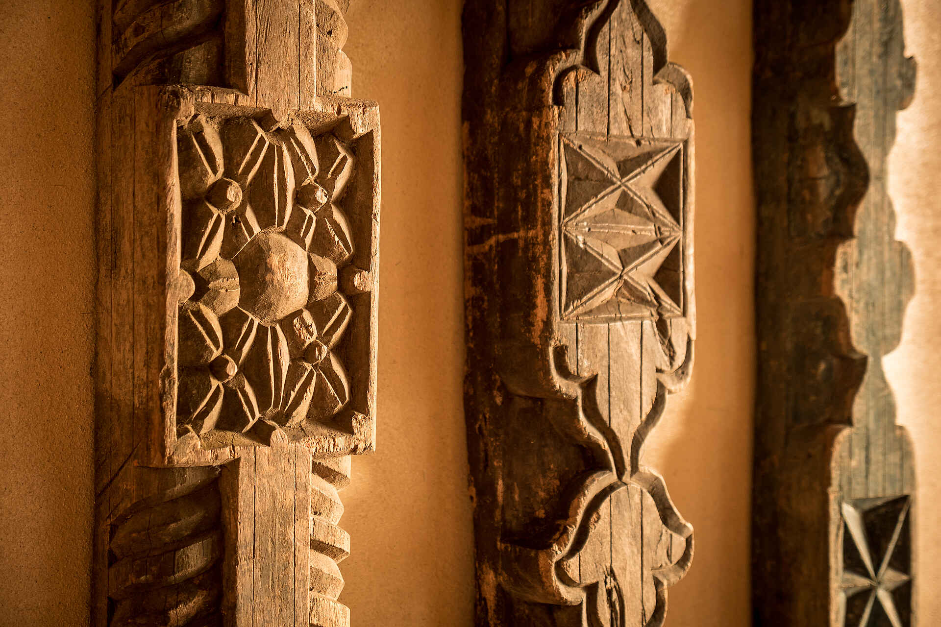 Zanzibar White Sand Luxury Villas: Holzkunst