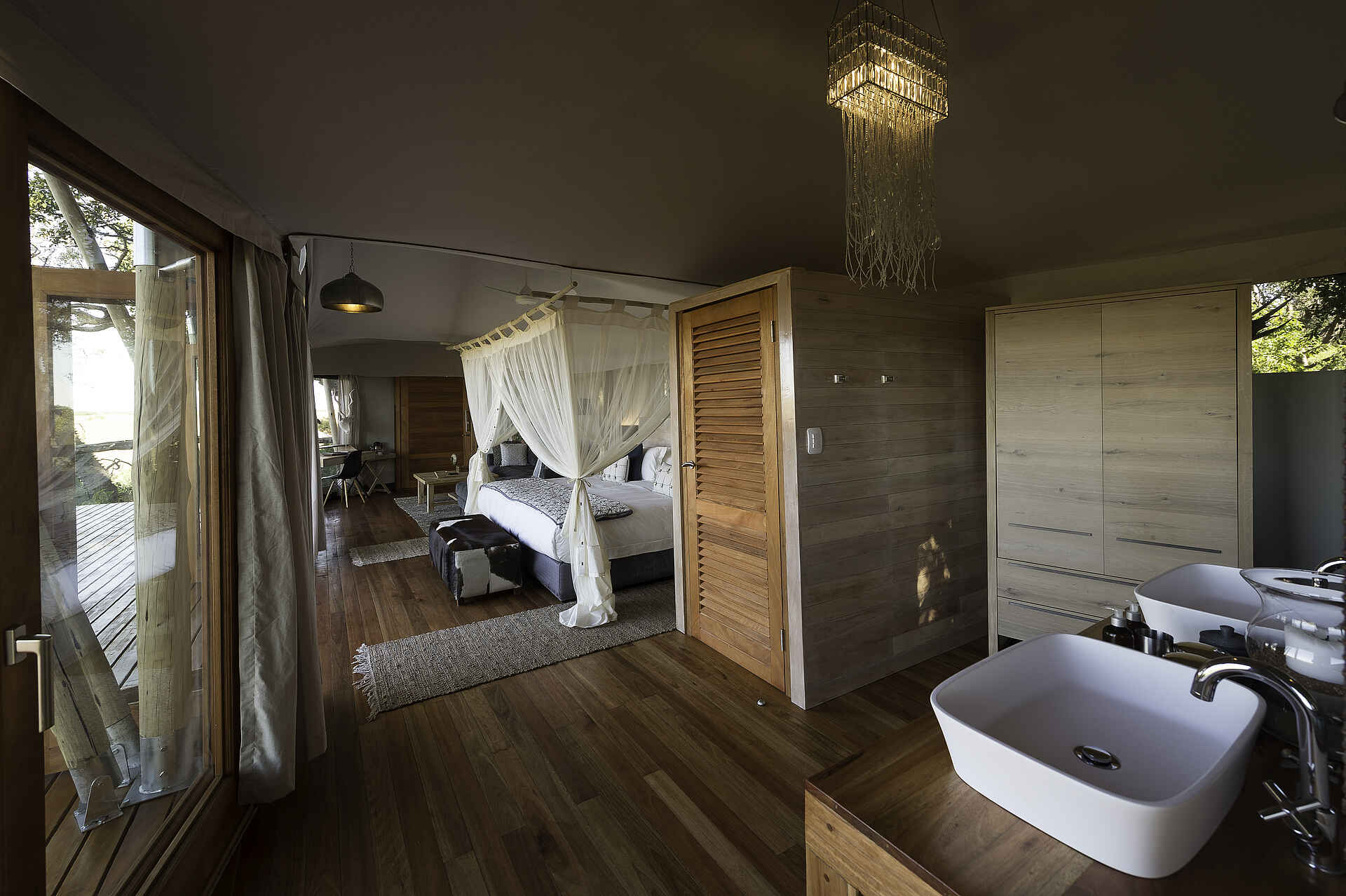 Kwetsani Camp: Badezimmer mit Zwei Waschbecken Afrikarma, Afrikarma Safaris, Afrikarma Safaris - Wildnis. Hautnah., Afrikarma.de, Kwetsani Camp, Bett mit Moskitonetz, Holzboden, Lampe, Schrank, Teppichläufer, Zwei Waschbecken