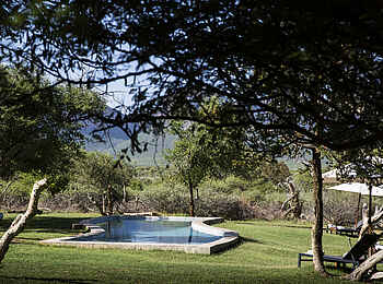 Marataba Safari Lodge: Pool im Garten