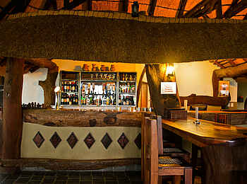 Namushasha River Lodge: Barbereich mit großer Auswahl Namushasha River Lodge: Barbereich mit großer Auswahl