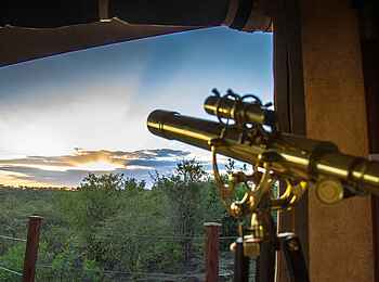 Ol Seki Hemingways Mara: Ein Fernglas für Tierbeobachtungen im Gästezelt