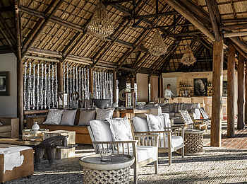 Sanctuary Chief's Camp: Hauptbereich mit Bar und Wohnzimmer