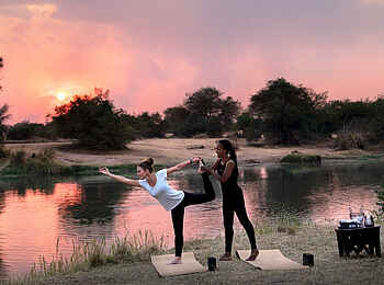 andBeyond Grumeti Serengeti River Lodge: Yoga am Wasser andBeyond Grumeti Serengeti River Lodge: Yoga am Wasser