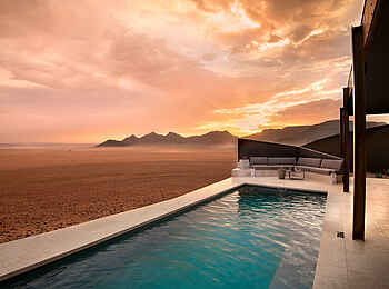 andBeyond Sossusvlei Desert Lodge: Sonnenuntergang am Pool andBeyond Sossusvlei Desert Lodge: Sonnenuntergang am Pool