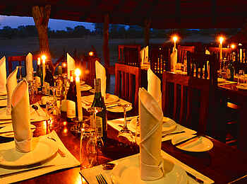 Bomani Tented Lodge: Abendessen