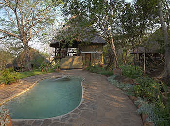 Chilo Gorge Safari Lodge: Pool im Self Catering Nhambo-Camp Chilo Gorge Safari Lodge: Pool im Self Catering Nhambo-Camp
