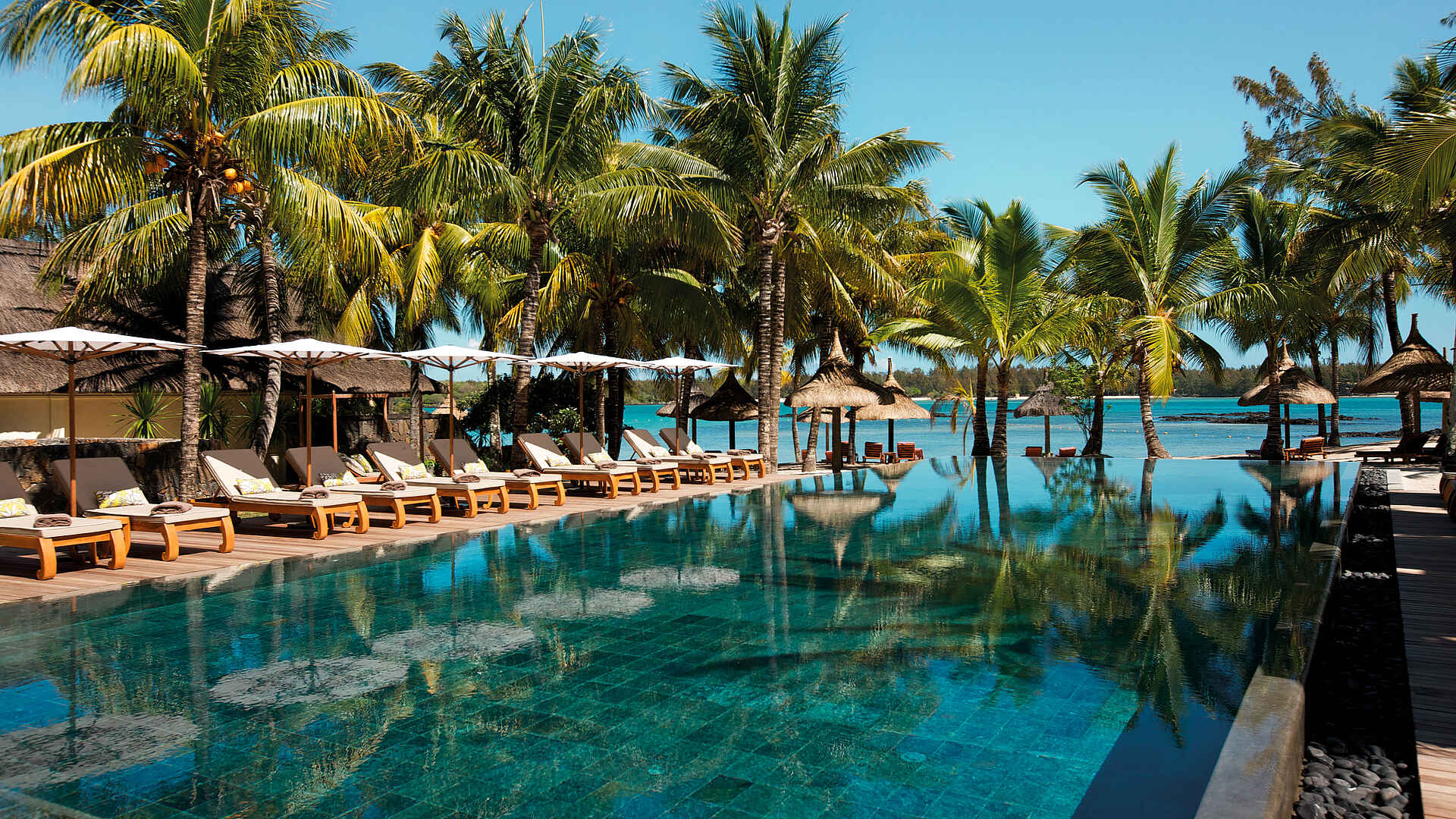 Constance Prince Maurice: Am Pool