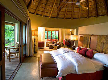 Dulini River Lodge: Schlafbereich und Lounge einer Suite