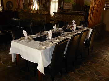 Fort Sesfontein: Ein gedeckter Tisch im Restaurant