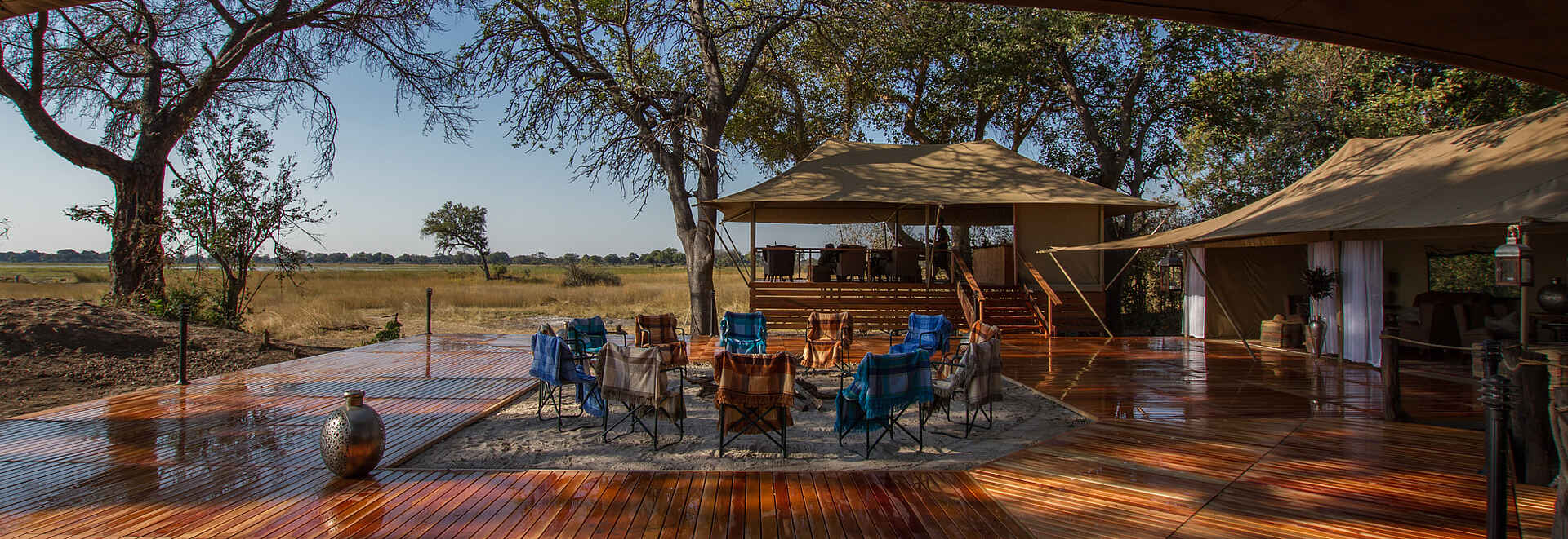 African Anthology, Kadizora Camp, Luxus Camp, Mapula Gudigwa, NG 12, Nördliches Delta, Blick, Boma, Feuerplatz, Hauptdeck, Landschaft, Lounge, Mittag, Souvenirshop, Speisesaal, Zentralbereich, Afrikarma, Afrikarma Safaris, Afrikarma Safaris - Wildnis. Hautnah., Afrikarma.de