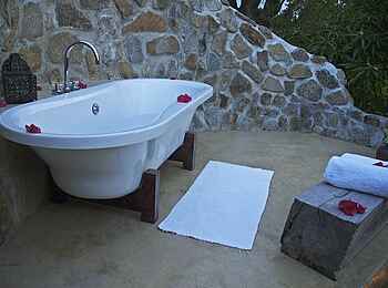 Kaya Mawa: Wanne im Freien