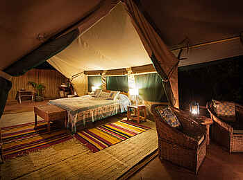 Laikipia Wilderness Main Camp: Ein Gästezelt am Abend Laikipia Wilderness Main Camp: Ein Gästezelt am Abend