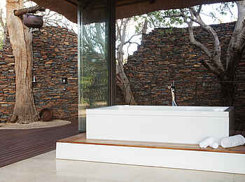 Molori Safari Lodge: Die Badewanne der Metsi Presidential Suite