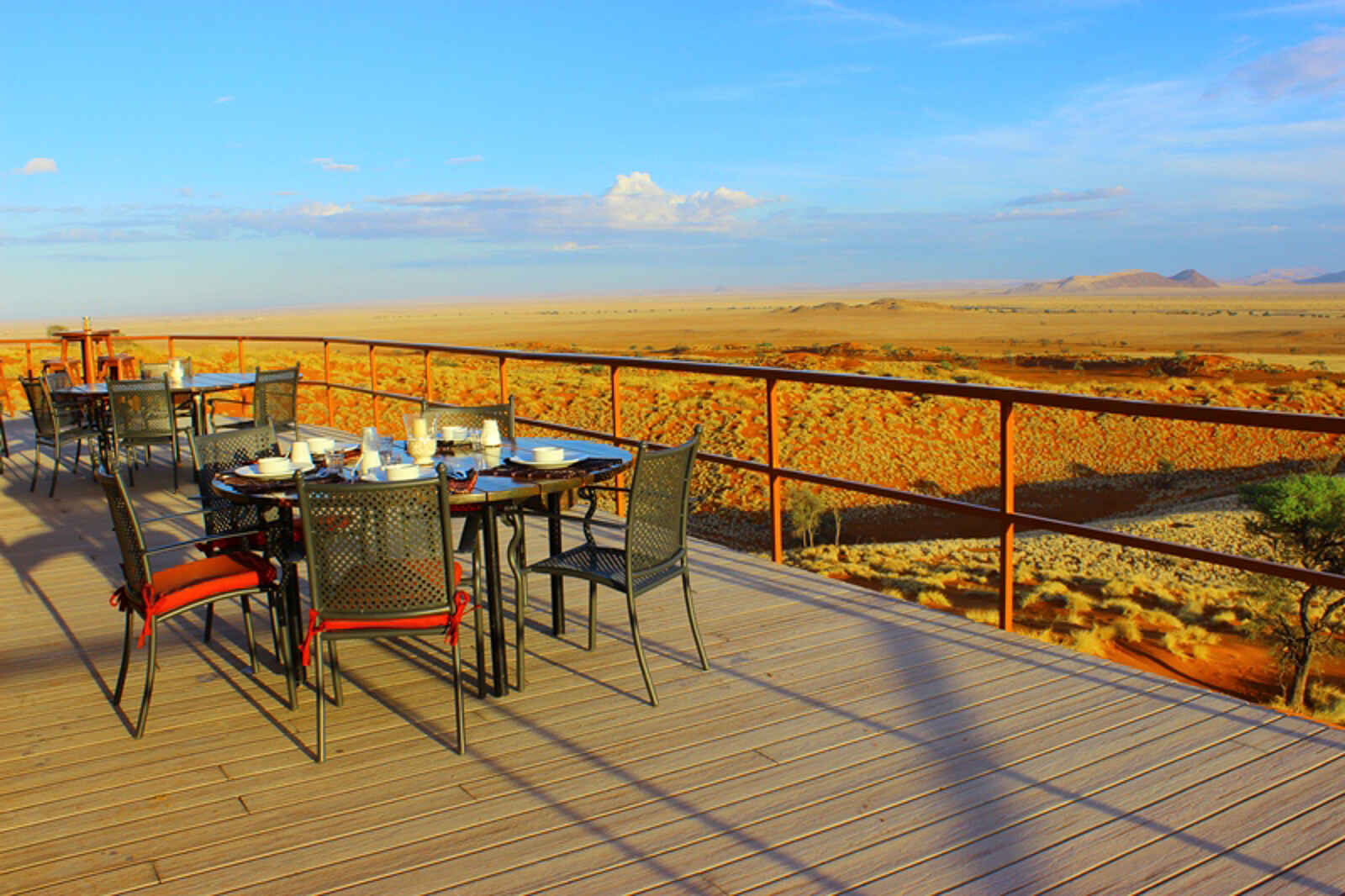 Namib Dune Star Camp: Frühstück auf der Terrasse Namib Dune Star Camp: Frühstück auf der Terrasse