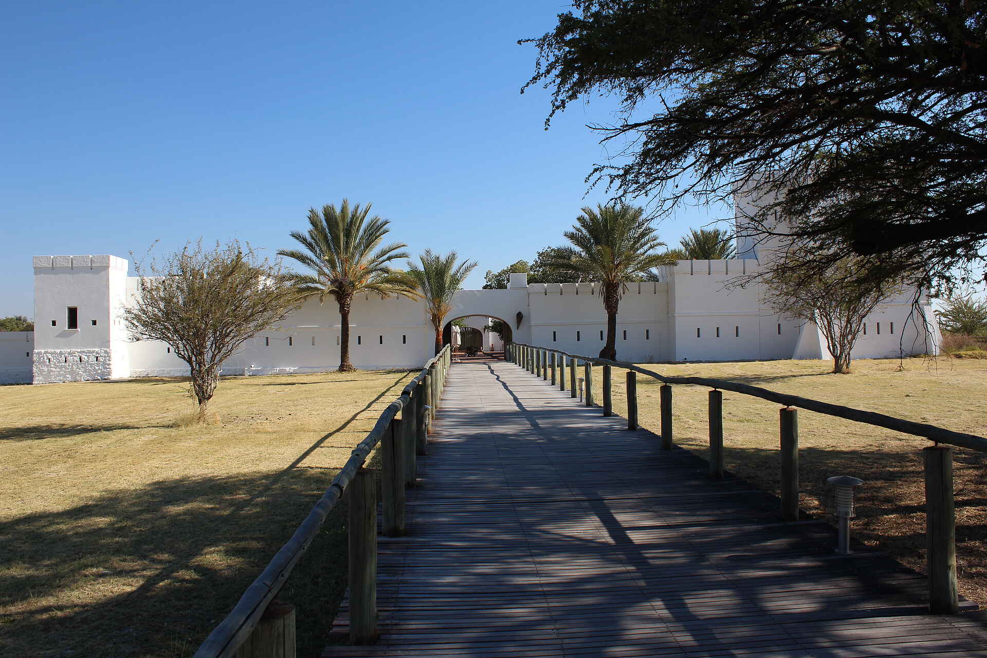 Etosha, Etosha National Park, Etoshapfanne, Namutoni, Rest Camp, Salzpfanne, Festung, Haupteingang, afrikarma, afrikarma Safaris, afrikarma.de