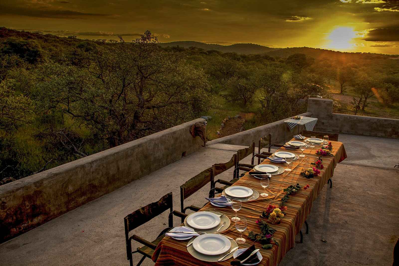 Okutala Lodge: Dinner bei Sonnenuntergang Okutala Lodge: Dinner bei Sonnenuntergang