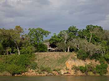 Rufiji River Camp: zentrale Einrichtung auf der Plattform Rufiji River Camp: zentrale Einrichtung auf der Plattform