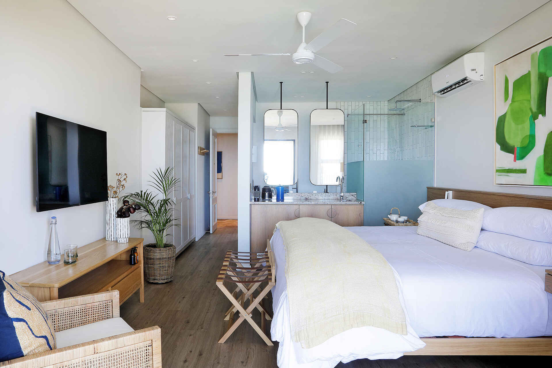 Sala Beach House: Ocean View Room Bett