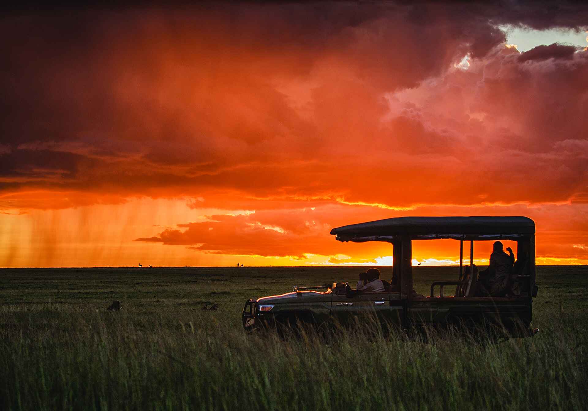 The Sambuk Suite at Mara Nyika Camp: Pirschfahrt bei Sonnenuntergang