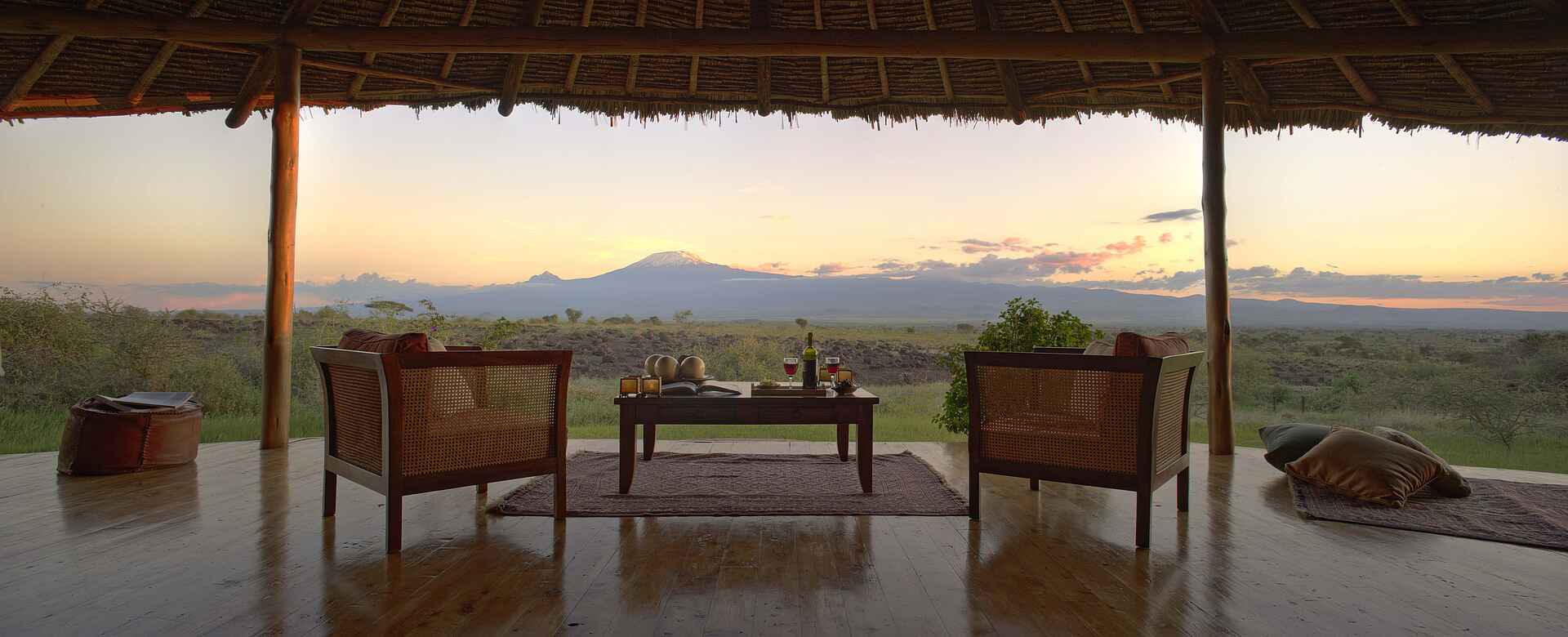 afrikarma.de, Amboseli, Amboseli National Park, Amboseli Nationalpark, Cheli & Peacock, Cheli and Peacock, cynthia Moss, Elefant, Elefanten, Elephant research base, Kilimandjaro, Kilimandscharo, Kilimandsharo, Kitirua Reserve, Kitirua Schutzgebiet, Llimbarishi, Llimbarishi Hill, Reise, Reisen, Reiseveranstalter, Safari, Tierschutz, Tortilis, Tortilis Camp, Abend, Aussicht, Gäste, Gästezelt, Guest Tent, Private House, Stimmung, Veranda