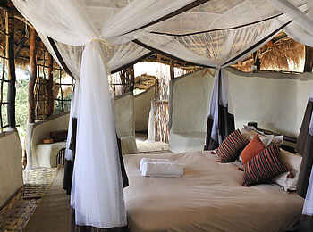 Tsika Island Canoeing Camp: Doppelbett mit Moskitonetz Tsika Island Canoeing Camp: Doppelbett mit Moskitonetz