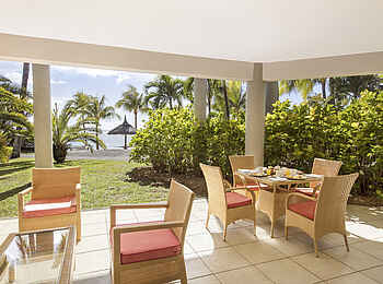 Victoria Beachcomber Resort and Spa: Deluxe Groundfloor Room Terrasse Victoria Beachcomber Resort and Spa: Deluxe Groundfloor Room Terrasse