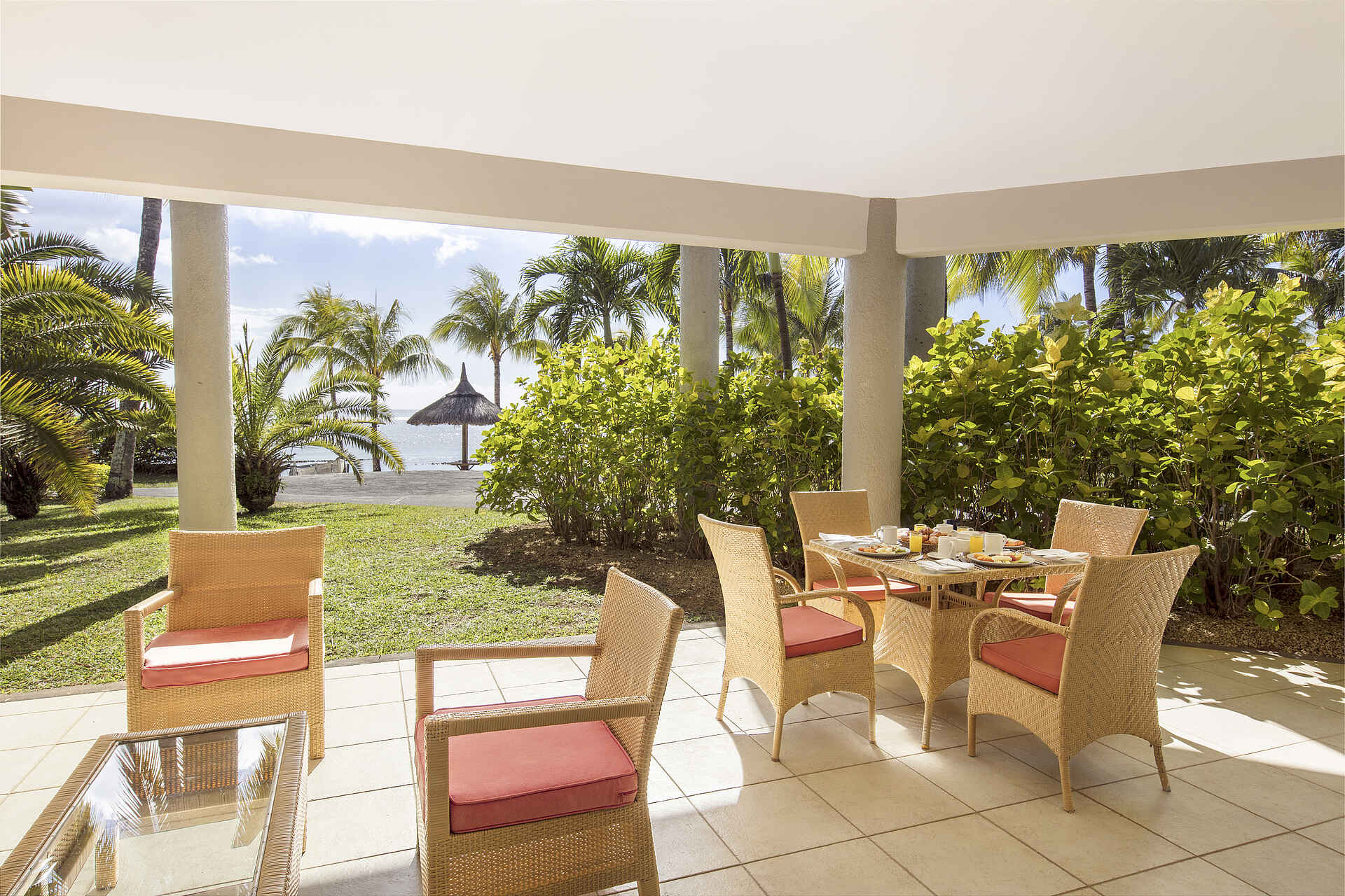 Victoria Beachcomber Resort and Spa: Deluxe Groundfloor Room Terrasse