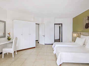 Victoria Beachcomber Resort and Spa: Family Apartment Bett Victoria Beachcomber Resort and Spa: Family Apartment Bett