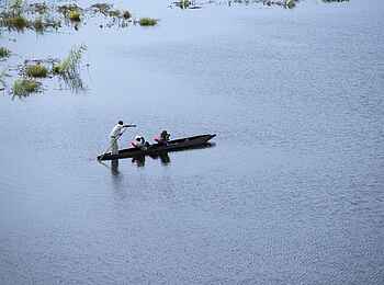 Linyanti Expeditions: Luftbild eines Mokoro Linyanti Expeditions: Luftbild eines Mokoro