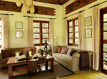 Mara Bushtops: Sofa und Beistelltisch