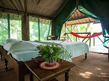Masoala Forest Lodge: Nachttisch vor Doppelbett Masoala Forest Lodge: Nachttisch vor Doppelbett
