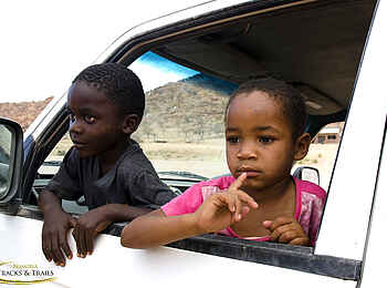 Ozondjou Trails: Zwei Kinder in einem Geländefahrzeug