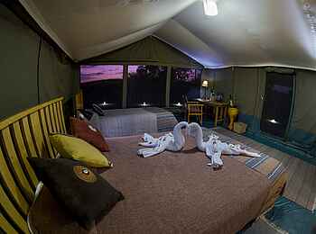 Porini Lion Camp: Frisch hergerichtete Twinbetten im Zelt Porini Lion Camp: Frisch hergerichtete Twinbetten im Zelt