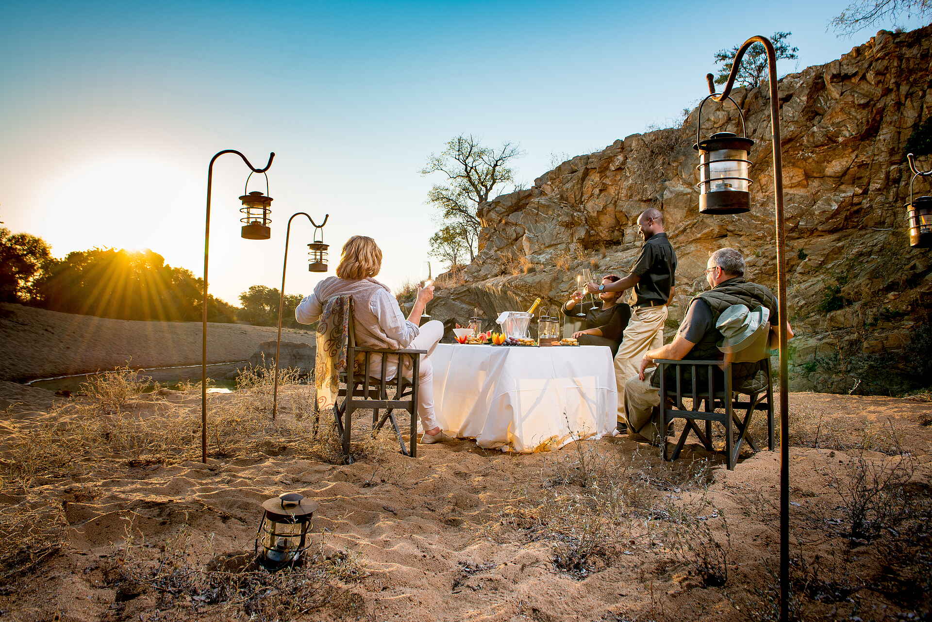 Simbavati River Lodge: Dinner im Freien bei Sonnenuntergang Krüger Nationalpark, Safari, Simbavati River Lodge, Timbavati Game Reserve, Dinner