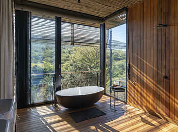 Bayethe Lodge: Das Badezimmer mit großen Fenstern Bayethe Lodge: Das Badezimmer mit großen Fenstern