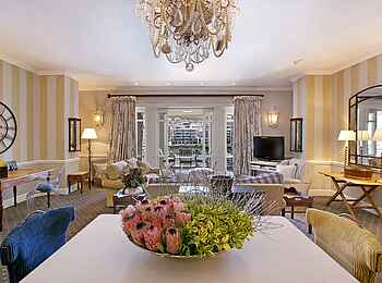 Cape Grace Hotel: Two Bedroom Suite Lounge Cape Grace Hotel: Two Bedroom Suite Lounge
